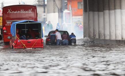 Lluvias anegan principales vialidades de Toluca
