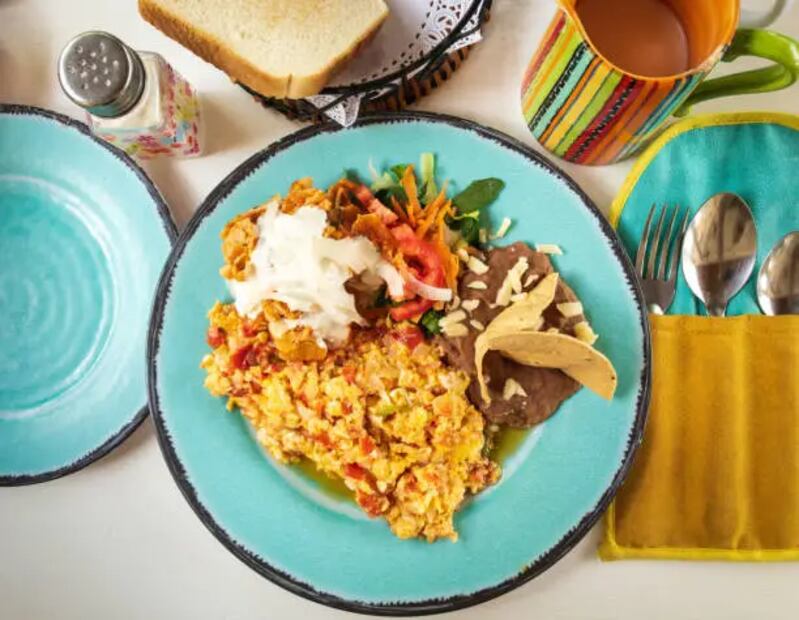 El huevo con machaca suele acompañarse con tortillas de harina y frijoles refritos. Foto: Unsplash