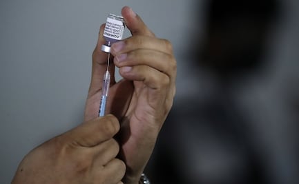 Combinar vacunas de Pfizer y AstraZeneca aumentan efectos secundarios: estudio