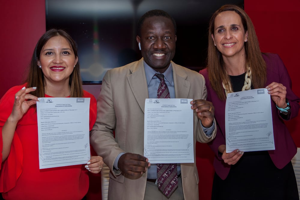 Tania Martínez García (L), Guy Djoken (C) and Graciela Rojas (R), display the MoU signed yesterday in Mexico City Photo: Camila Mata/EL UNIVERSAL