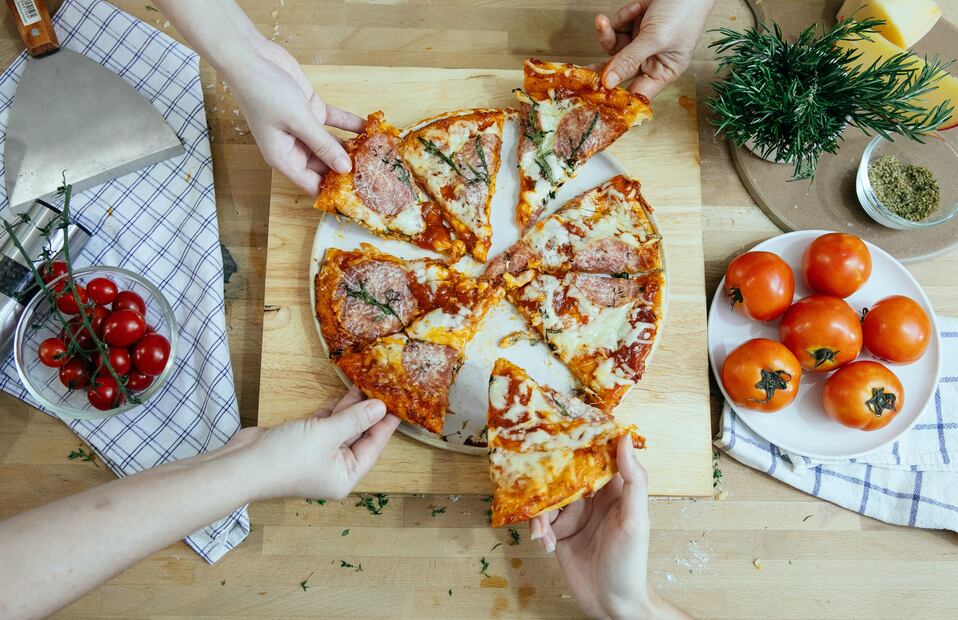 Pizza recién horneada.