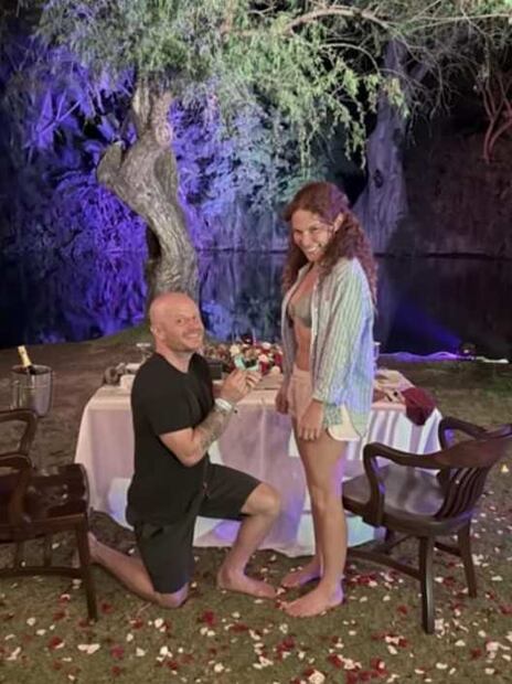 Facundo le pidió matrimonio a su novia Delia García en una cena muy romántica.