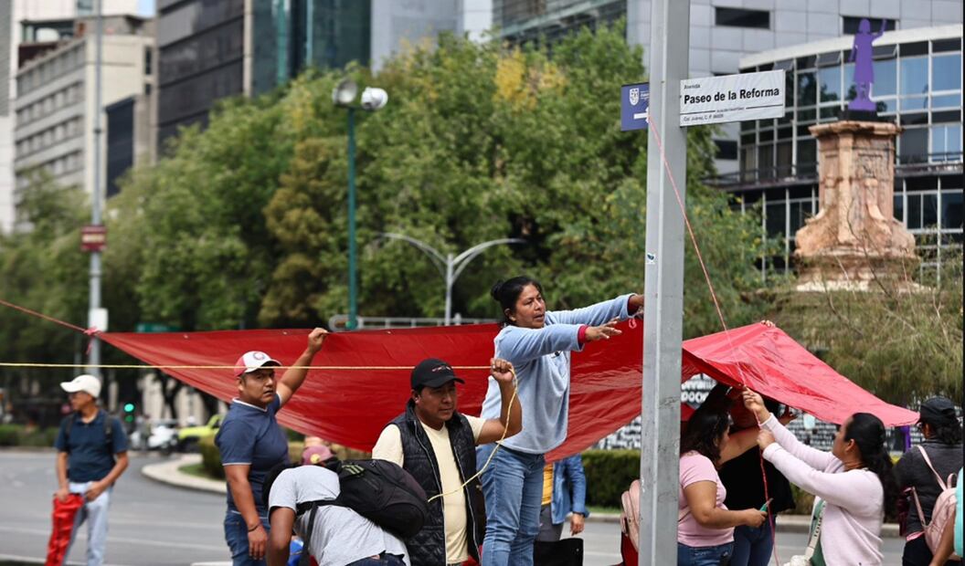 Maestros de la CNTE bloquean Paseo de la Reforma a la altura de la Glorieta de las Mujeres que Luchan en la Ciudad de México. Foto: Berenice Fregoso/EL UNIVERSAL