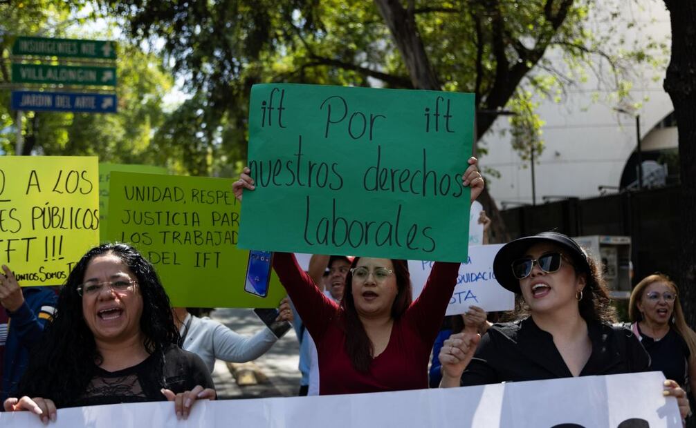 Ante extinción del IFT, trabajadores protestan en el Senado; acusan que no hay mesas de diálogo para una transición. Foto: Hugo Salvador/EL UNIVERSAL