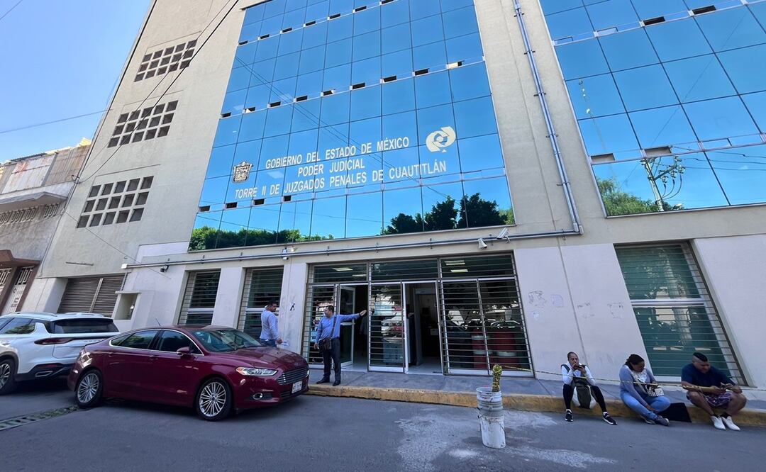Madres de familia en Tultitlán esperan la vinculación a proceso de un profesor de primaria acusado de abuso y acoso sexual. Foto: Arturo Contreras