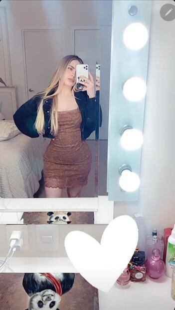 Hermana de Nodal combina vestido corto con track boots 