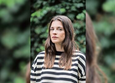 Irene Azuela cuestiona la maternidad