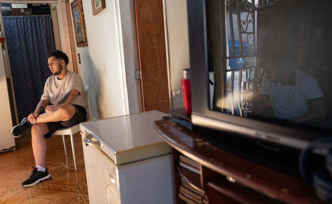 El venezolano Ángel Blanco asiste a una entrevista con EFE este martes, luego de ser liberado del Centro de Confinamiento del Terrorismo (Cecot) en El Salvador y repatriado a Cúa (Venezuela). Ángel Blanco y Joen Suárez, dos de los 252 venezolanos que estuvieron detenidos en El Salvador, han recurrido a la música, su mayor pasión, para denunciar el cuestionado proceso de deportación desde EE.UU. y el "terror" que, según dijeron en sendas entrevistas con EFE, vivieron en el Centro de Confinamiento del Terrorismo (Cecot) durante cuatro meses, hasta el pasado viernes, cuando fueron liberados. Foto: EFE