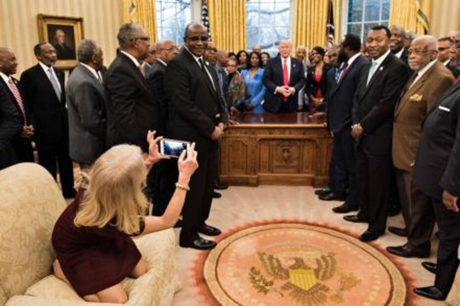 Critican a Kellyanne Conway por subir los pies a sillón del Despacho Oval