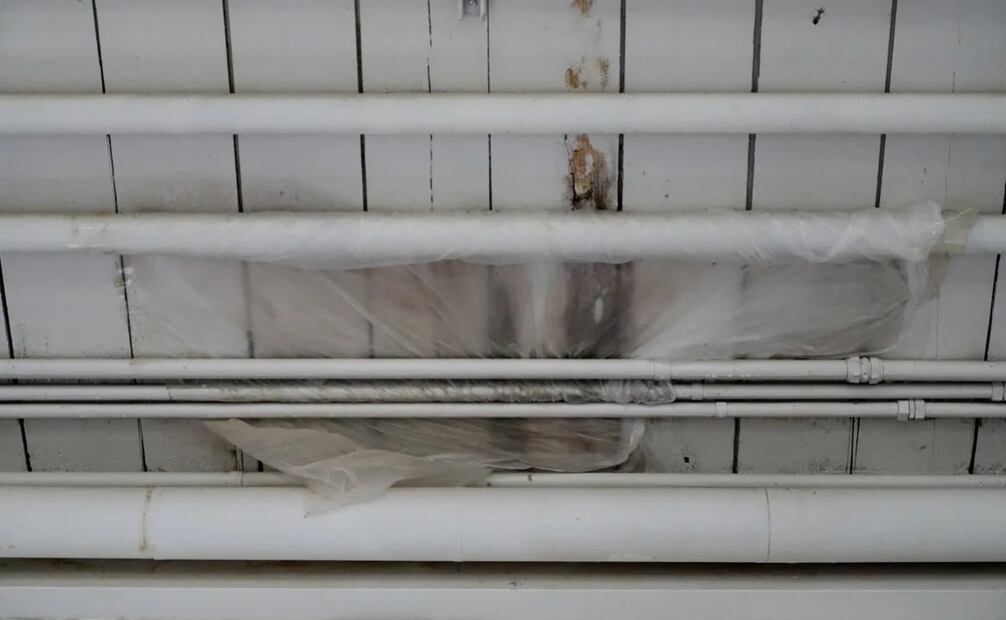 Se metió plástico en un agujero del techo donde había pruebas de filtraciones de agua. (27/07/25) Foto: Agencias