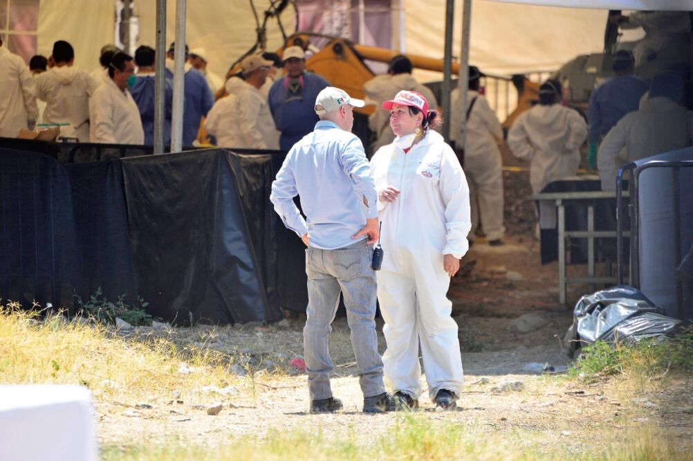 En los trabajos de exhumación en la fosa de Jojutla han encontrado 29 restos humanos. En ese lugar fueron inhumados 35 cadáveres en 2014: fiscalía (ARCHIVO EL UNIVERSAL)