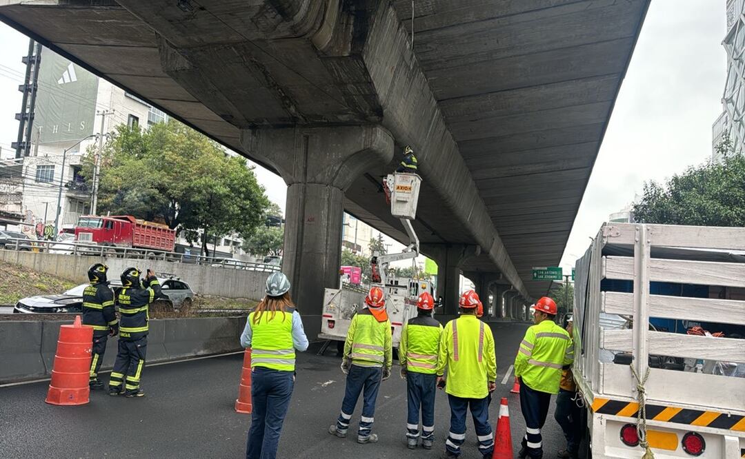 Se desprende una canaleta del Segundo Piso de Periférico a la altura de la avenida Luis Cabrera. Foto: Juan Carlos Williams