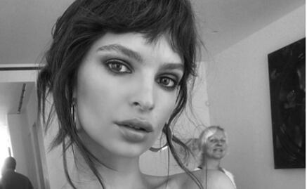 Emily Ratajkowski publica sexy foto semidesnuda