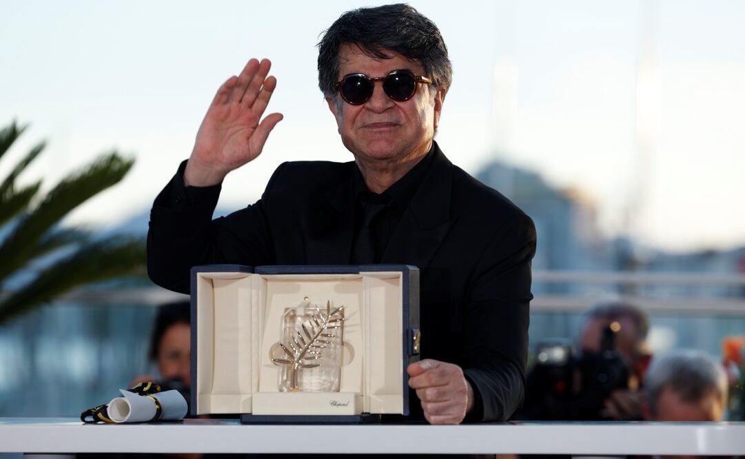 El cineasta iraní Jafar Panahi posa durante la sesión fotográfica de los ganadores tras recibir la Palma de Oro por "Un simple accidente" en la ceremonia de clausura y entrega de premios del 78.º Festival de Cine de Cannes, en Cannes, Francia, el 24 de mayo de 2025. El festival se celebra del 13 al 24 de mayo de 2025. Foto: EFE