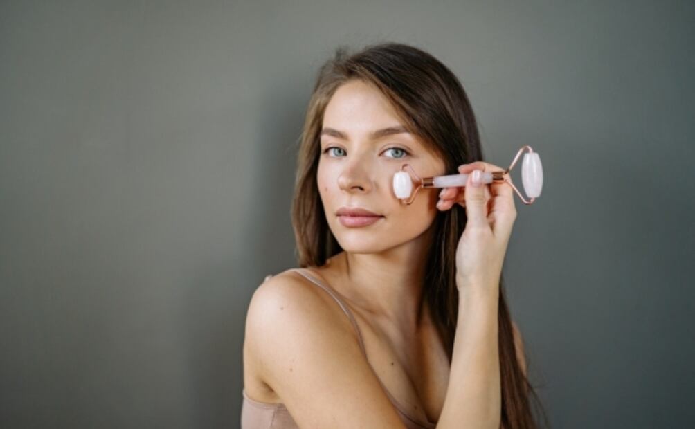 Cómo hacer un masaje facial para lucir la piel tersa