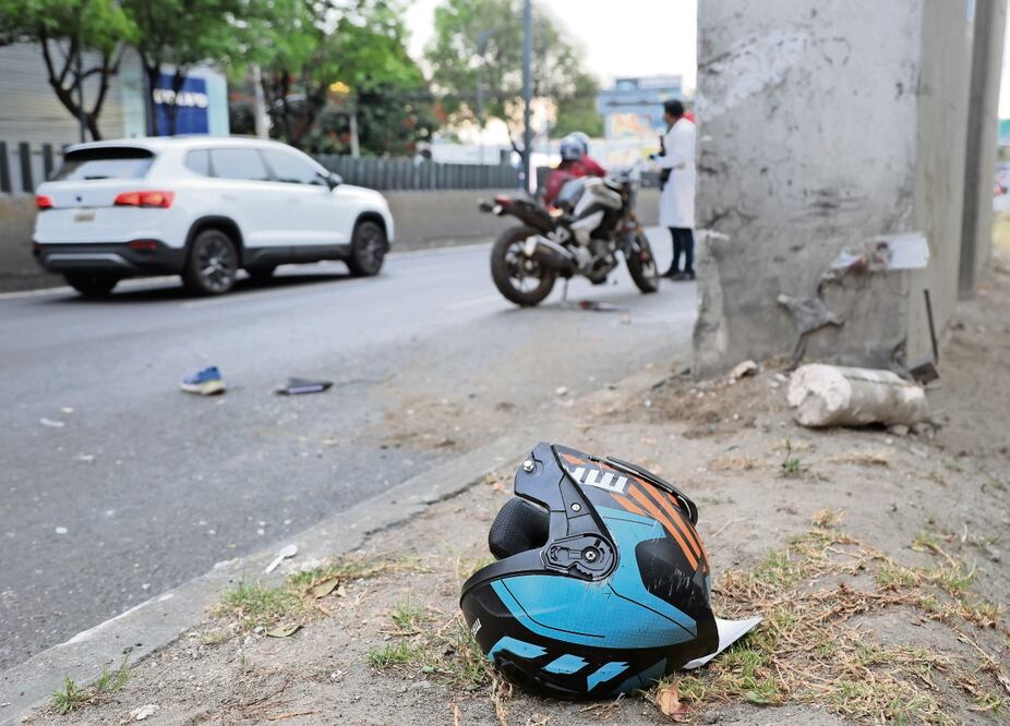 Este domingo un motociclista murió al estrellarse contra un poste en la avenida Río San Joaquín, en la alcaldía Miguel Hidalgo. Foto: de Valente Rosas. El Universal