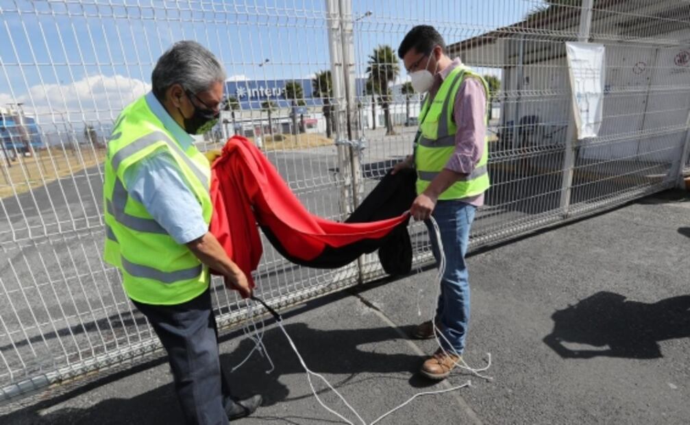 Tras estallar huelga, colocan banderas rojinegras en aviones de Interjet en Aeropuerto de Toluca 