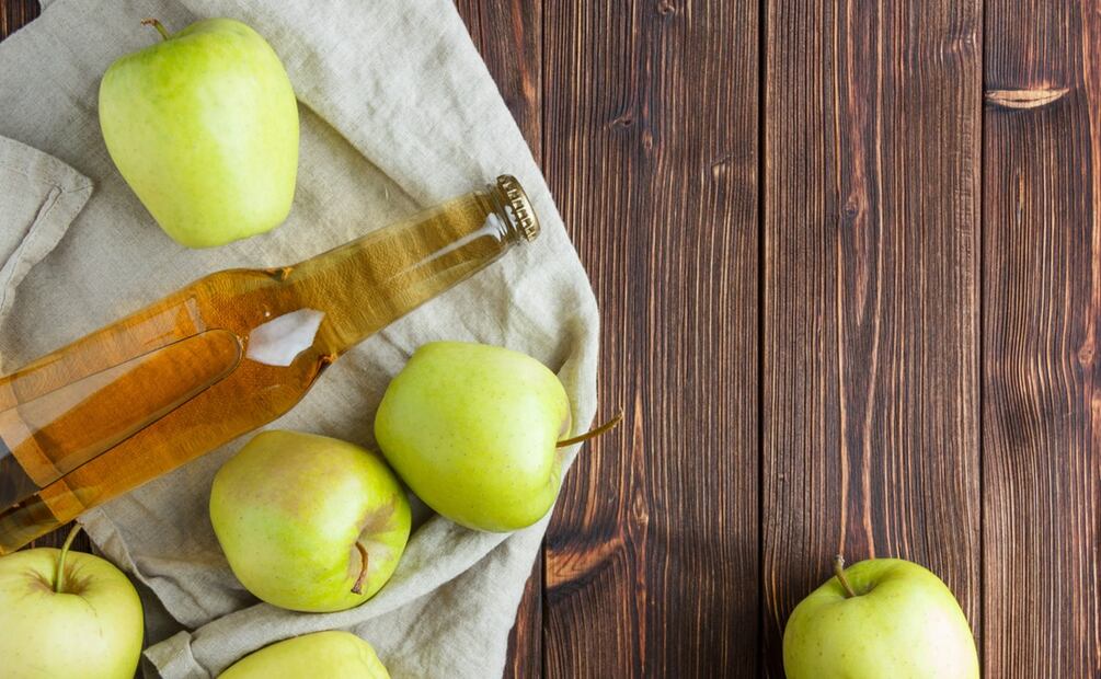 El vinagre de manzana puede ayudarte a controlar el sudor. Foto: Freepik