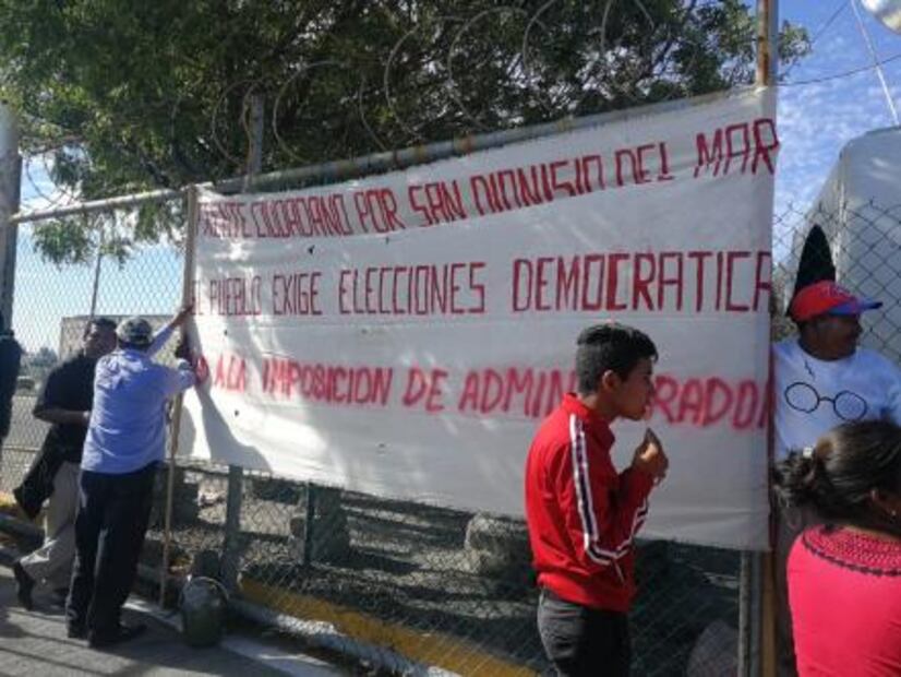 Reciben a AMLO con dos protestas en el Istmo