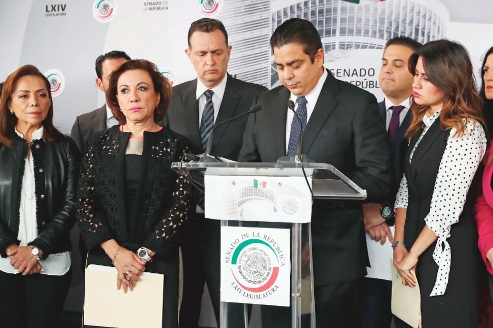 Durante el mensaje público que dio, el senador Ismael García Cabeza de Vaca (centro) no respondió si pediría licencia, sólo señaló: “Ofrezco una sincera y sentida disculpa por los términos misóginos con los que me referí”. Foto: LUCÍA GODÍNEZ.EL UNIVERSAL
