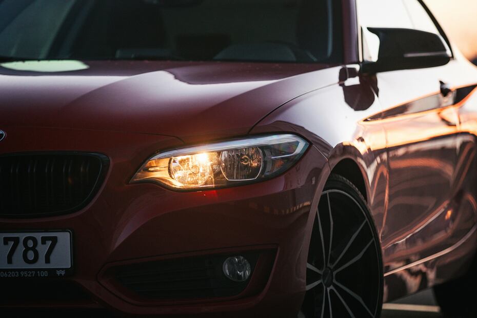 Luces altas en los carros. Foto: Pexels