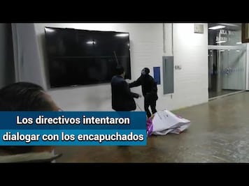 Encapuchados intentan cerrar Facultad de Derecho por la fuerza