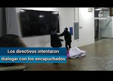 Encapuchados intentan cerrar Facultad de Derecho por la fuerza