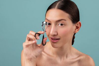 Cómo y cada cuánto limpiar tu enchinador de pestañas