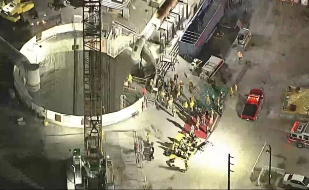 Esta imagen, tomada de un video distribuido por KABC/ABC7 Los Angeles, muestra a los servicios de emergencias trabajando en el lugar donde se derrumbó un túnel, el 9 de julio de 2025, en Los Ángeles. Foto: AP