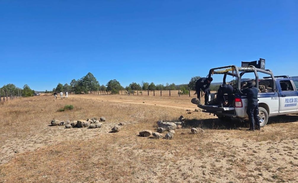 Elementos de seguridad desinstalan la pista de aterrizaje clandestina (10/11/2025). Foto: Especial