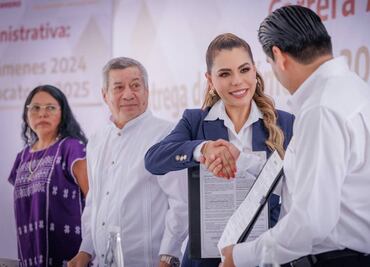 Evelyn Salgado entrega estímulos por 36.9 mdp a 508 trabajadores de educación básica; resalta su contribución al cambio social