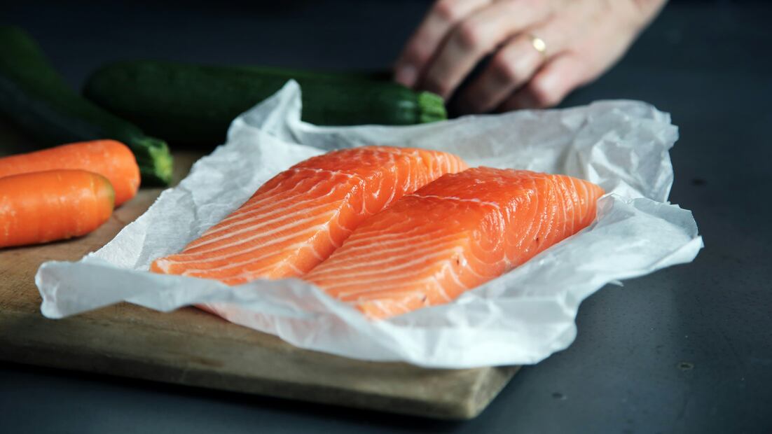 El salmón es una excelente fuente de ácidos grasos omega-3, ideal para mejorar la salud cardiovascular y fortalecer el sistema inmunológico. Foto: Unsplash
