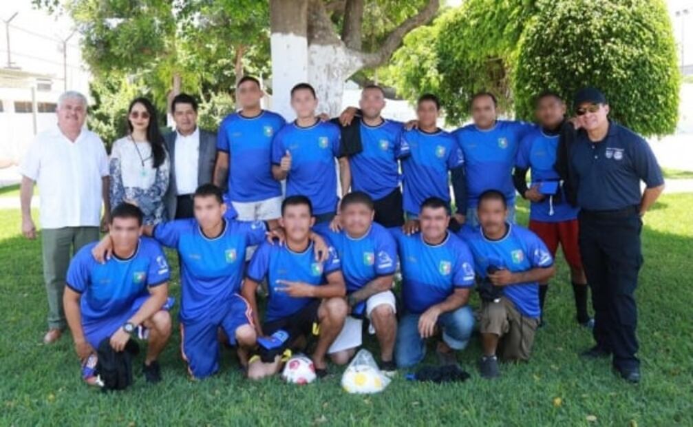 Presos reciben uniformes y balones de futbol en Culiacán