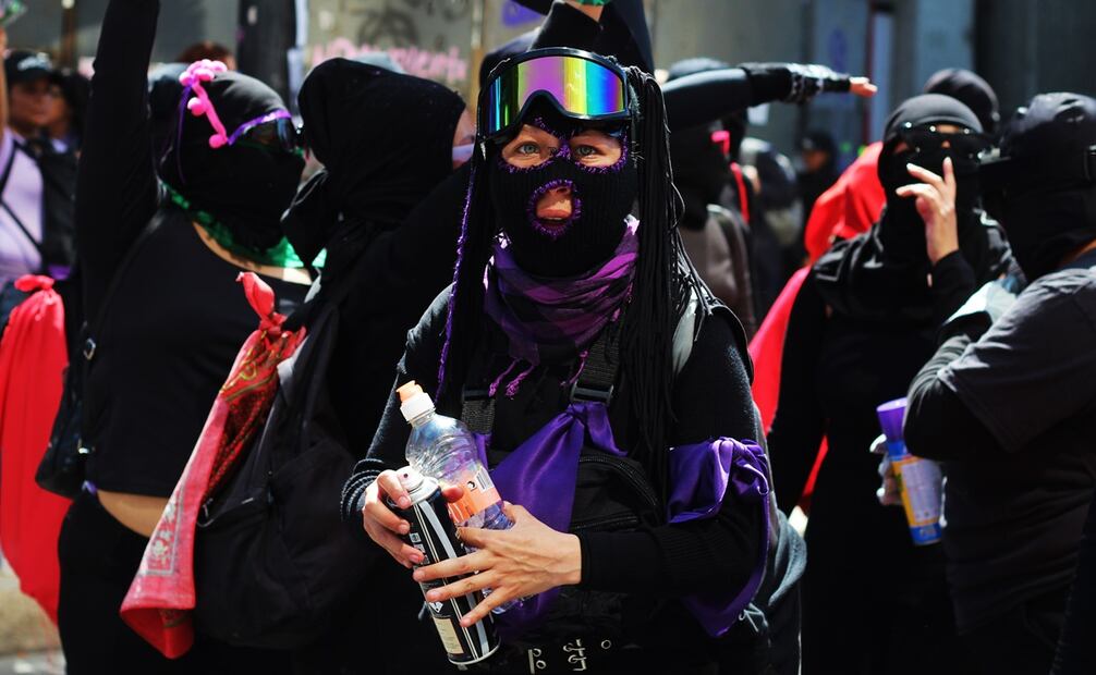 Mujeres del bloque negro en la marcha del 8M. Foto: Brenda Martínez/ EL UNIVERSLA