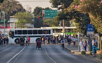 Normalistas bloquean principales vialidades de la ciudad de Oaxaca; exigen atención directa del titular del IEEPO