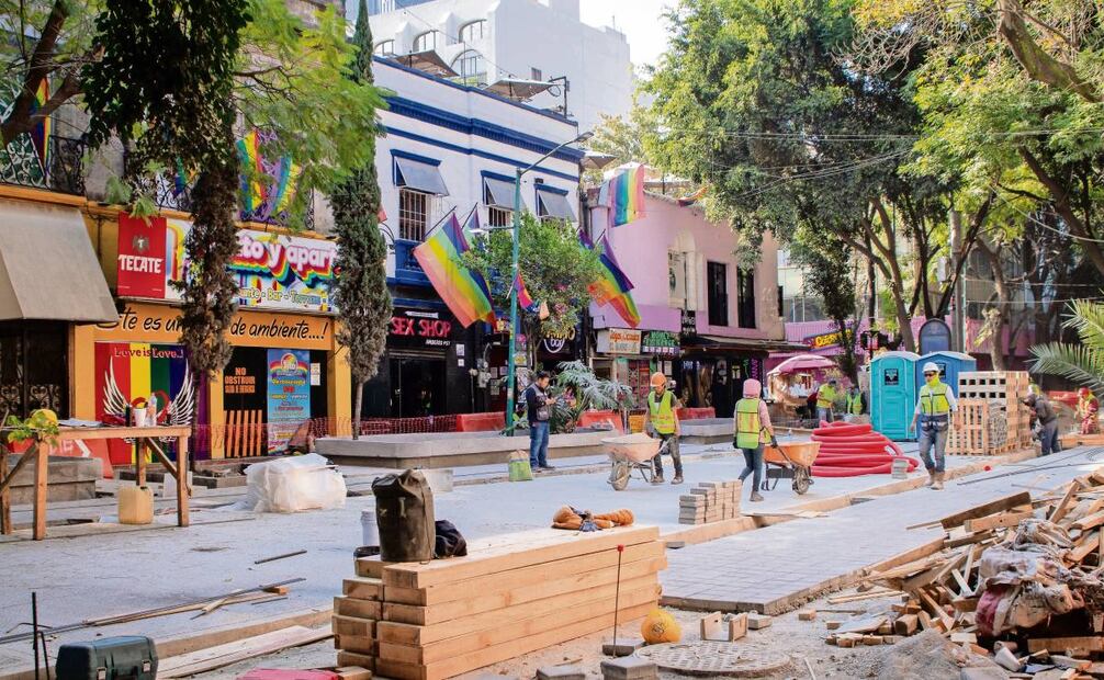 Los pasos peatonales que se construyen en la calle Amberes ya están
pavimentados; todavía se trabaja en la colocación de adoquín. Foto: Santiago Reyes / EL UNIVERSAL