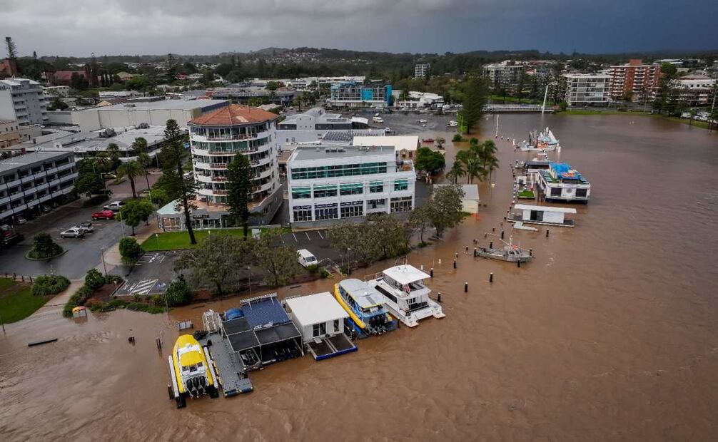 Port Macquarie (Australia), 22/05/2025.- Se miran inundaciones en Port Macquarie, Nueva Gales del Sur, Australia. Una vaguada de movimiento lento está arrojando lluvia a lo largo de la costa este australiana, dejando a miles de personas varadas. Foto: Lindsay Moller EFE/EPA