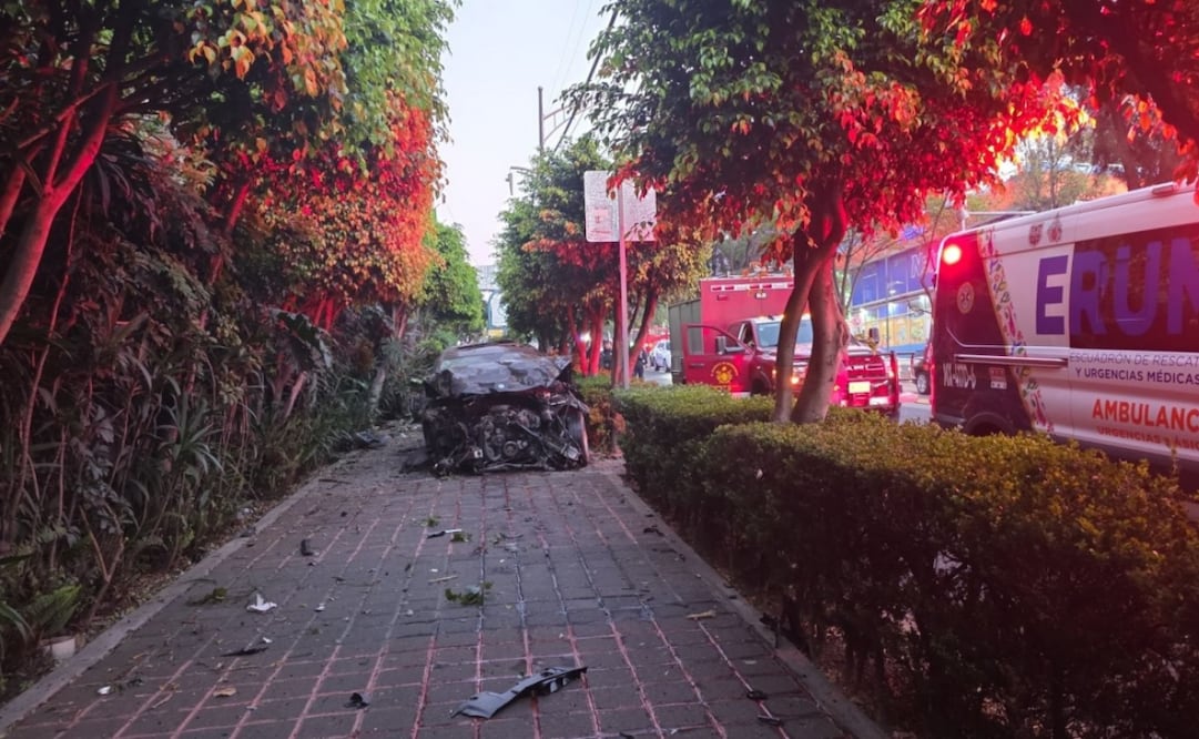 Auto de lujo se impacta contra poste en Insurgentes Sur. Foto: especial