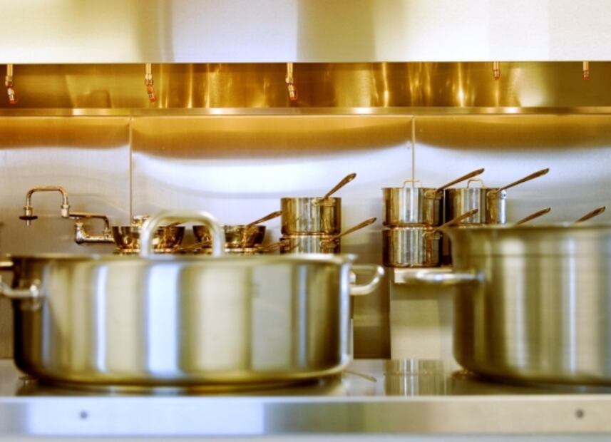 Esta es la forma correcta de lavar un sartén u olla cuando tiene exceso de grasa 