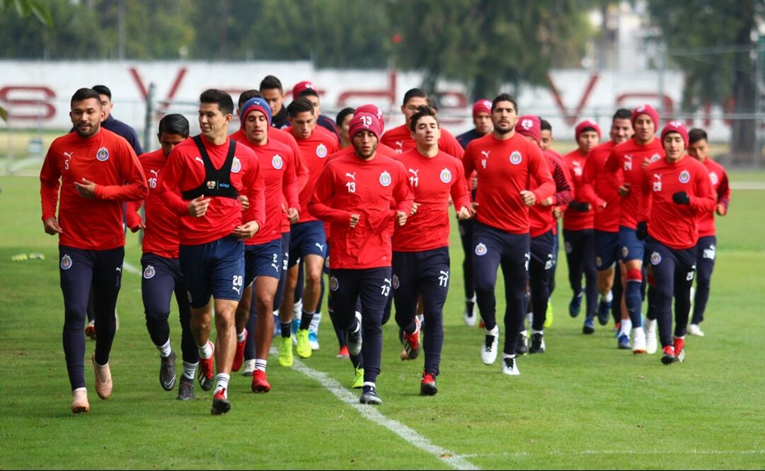 Jugadores de Chivas durante entrenamiento previo a la jornada 1 del Clausura 2019.  FOTO/IMAGO7