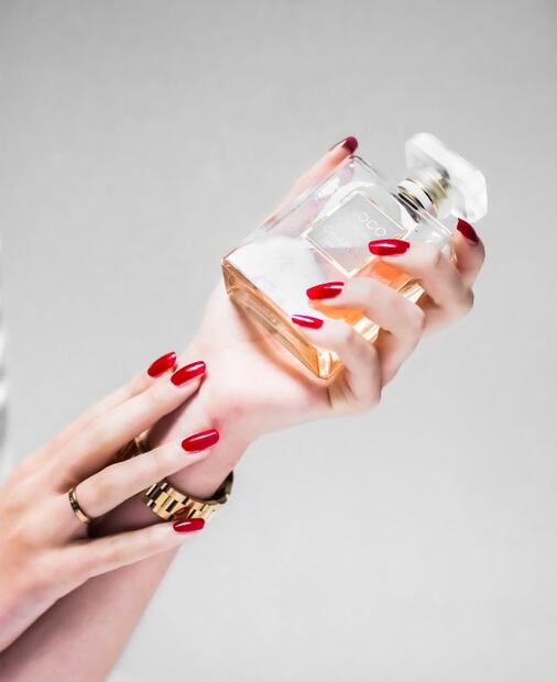 Desde Lady Di hasta Frida Khalo, los perfumes favoritos de mujeres icónicas