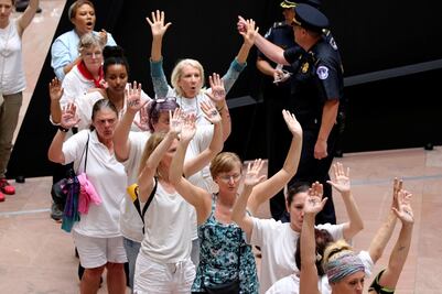 Arrestan en EU a 600 mujeres en protesta contra la separación de familias migrantes