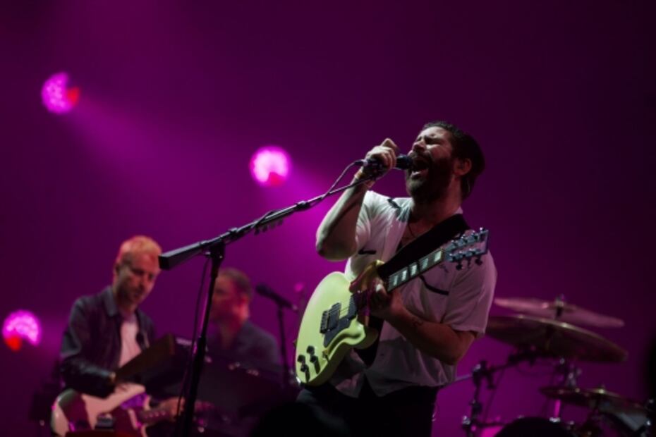 Corona Capital 2022: Pese a lluvia, Foals llena el escenario más grande del festival