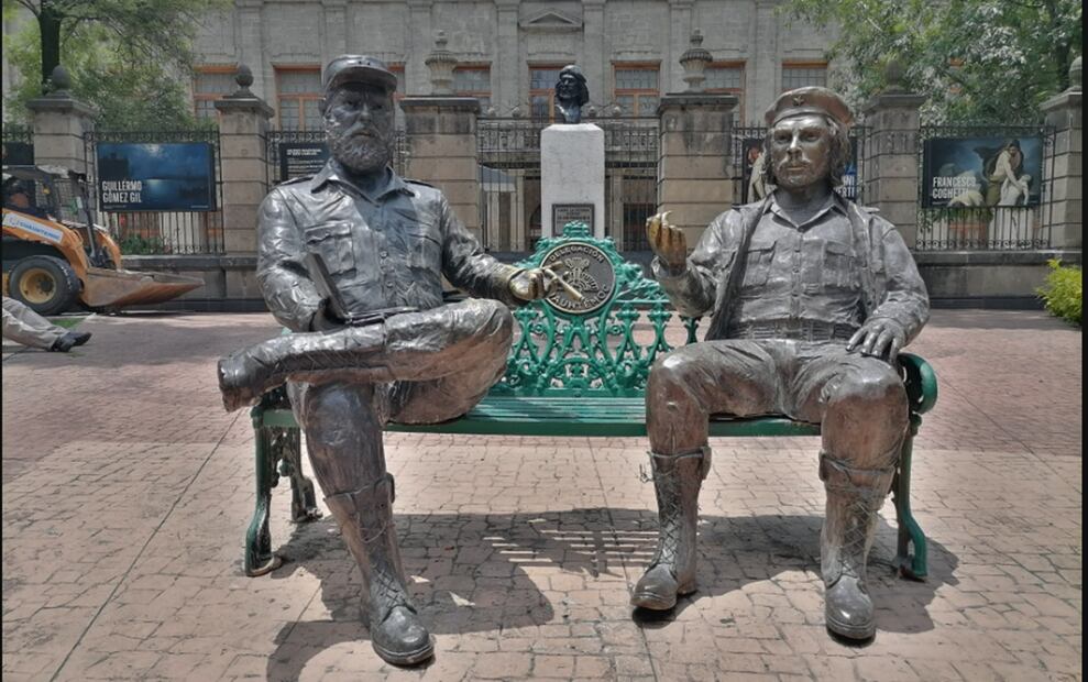 Trabajadores de la alcaldía Cuauhtémoc retiran el monumento "Encuentro", que representa a Fidel Castro y Ernesto “Che” Guevara en el Jardín Tabacalera, tras presuntas irregularidades en su instalación. Foto: especial