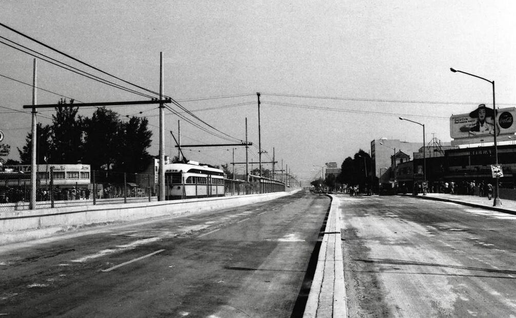 La Calzada de Tlalpan vista hacia el norte desde el cruce con la Calzada Ermita-Iztapalapa en la década de 1960. Se ve la ruta de tranvía que después fue reemplazada por la línea 2 del Metro. Imagen: Colección particular.
