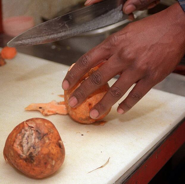 Hasta la fecha, el camote se aprovecha en la gastronomía como ingrediente o complemento de distintos platillos, dentro y fuera de México. ESPECIAL.