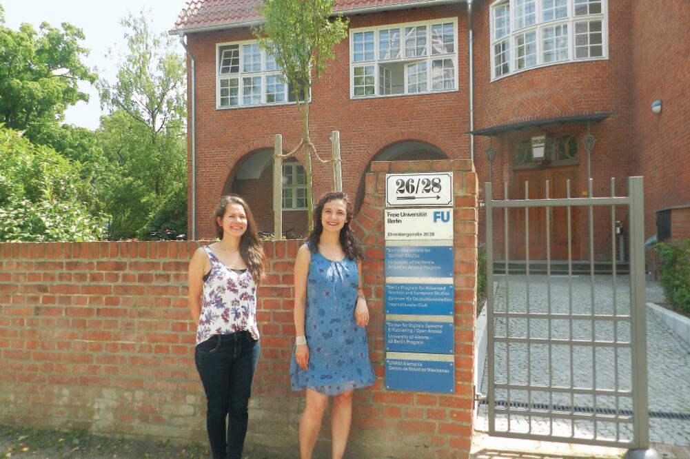 De izquierda a derecha, Aurora Vital, coordinadora de Relaciones y Gestión de esta sede universitaria, y Adriana Haro Luviano. (RAFAEL LÓPEZ)