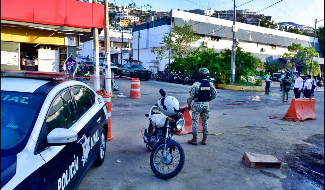 Elementos de la Guardia Nacional y Policía municipal vigilan la zona donde detonó un artefacto explosivo este viernes, en Acapulco, Guerrero. Foto: Cuartoscuro.com
