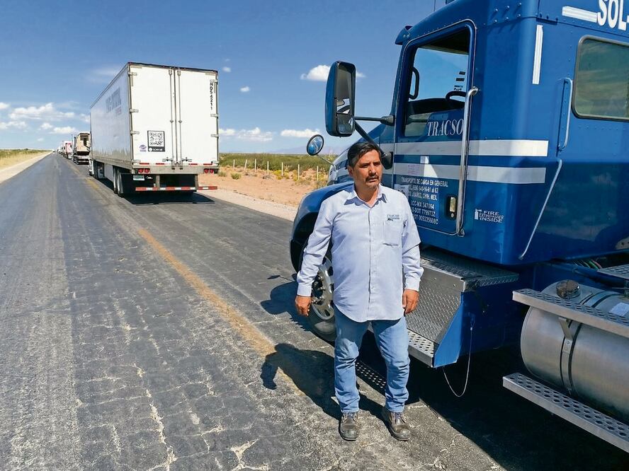 De acuerdo con conductores, al hacer fila por 12 horas para cruzar hacia Estados Unidos se pueden consumir hasta 30 litros de diesel. Foto: Ivette Saldaña / El Universal