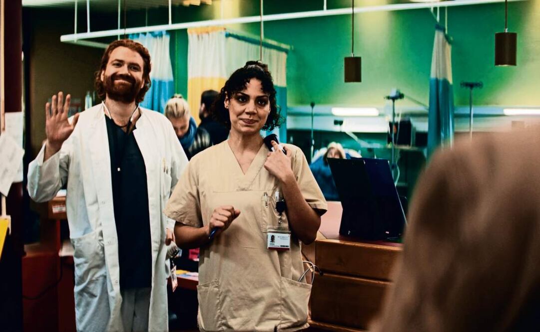 Louise Jones es la dra. Suzanna Parker. Aquí con Aram Tafreshian. (27/02/2025) Foto: Apple TV